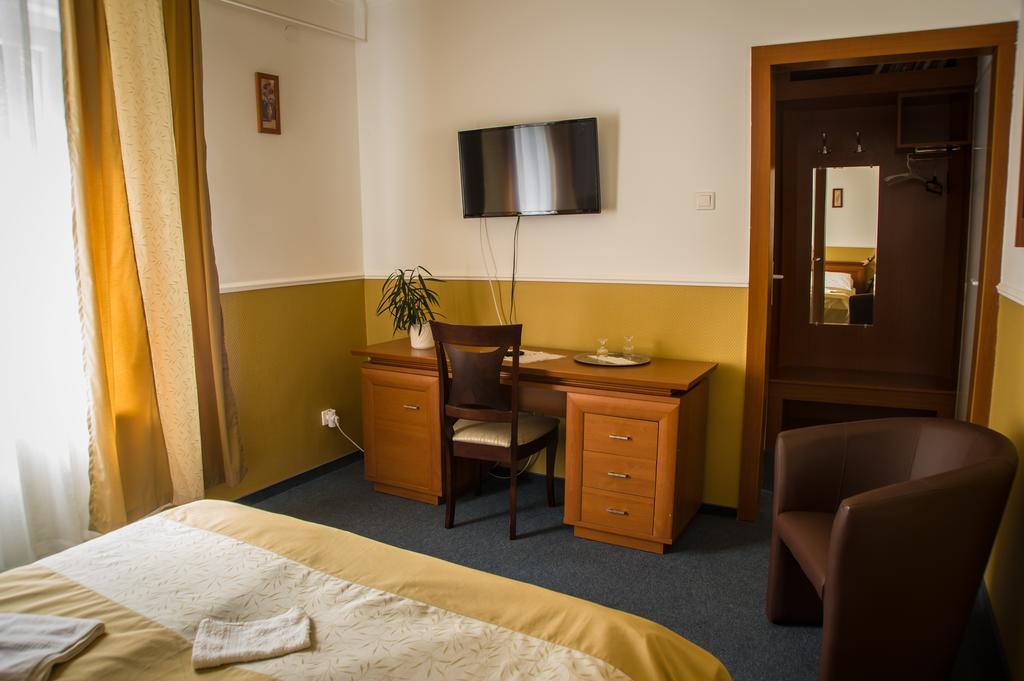 Ambrozia Szallashely Es Etterem Miskolc Buitenkant foto