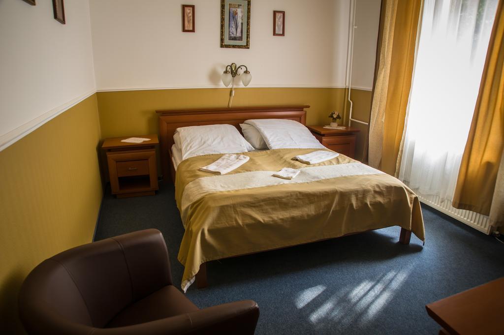 Ambrozia Szallashely Es Etterem Miskolc Buitenkant foto