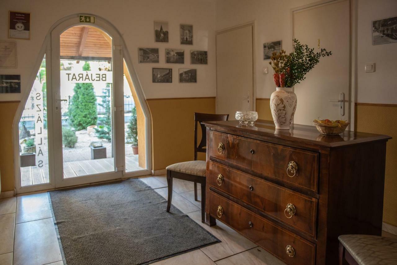 Ambrozia Szallashely Es Etterem Miskolc Buitenkant foto